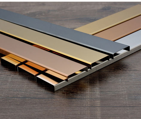 İyi fiyat 0.65MM Metal Kakma Şeritleri Paslanmaz Çelik Karo Döşeme İç Mekan Dekoru çevrimiçi