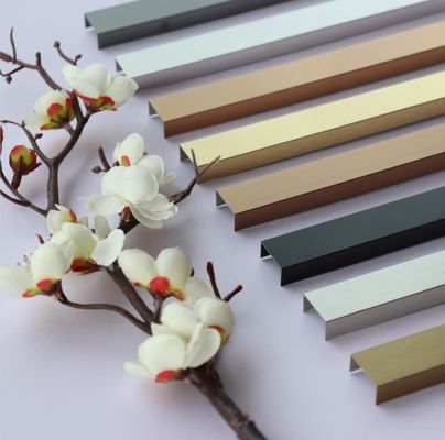 İyi fiyat 0.65mm Kalınlık ve 2438mm/3048mm Uzunlukta 304 Paslanmaz Çelik U Profil Karo Kenar Bandı çevrimiçi
